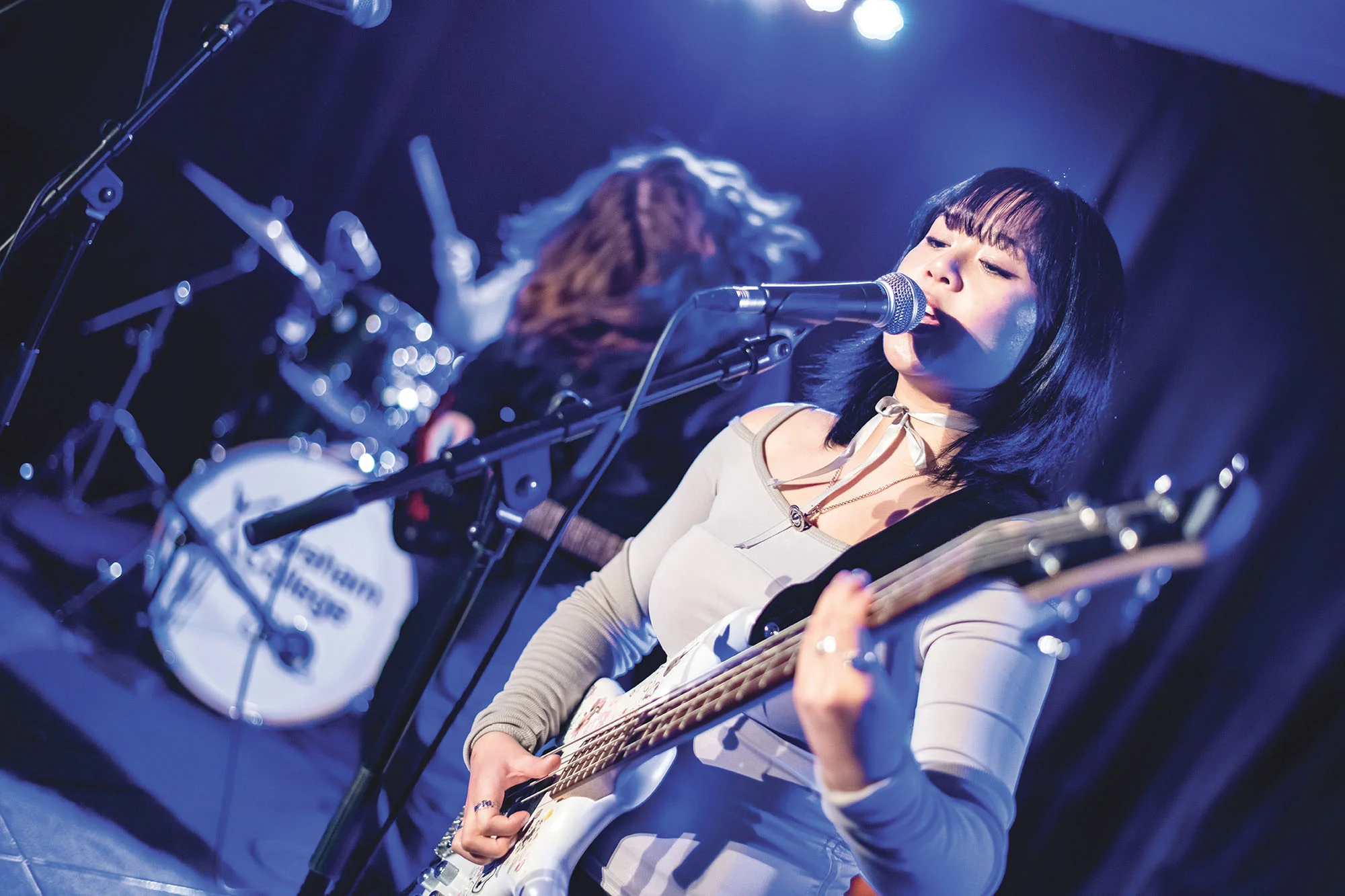 Girl singing and a girl playing a guitar