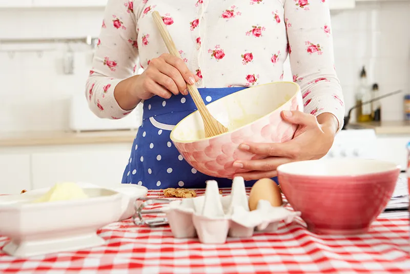 student using a mixer in the kitchen